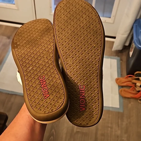 EUC Vionic flops size 9 - Picture 6 of 6